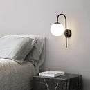 Kreative LED-Wandleuchte mit Glaskugel für Wohnzimmer und Flur