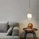 Moderne Wandleuchte aus Messing mit weißem Glas