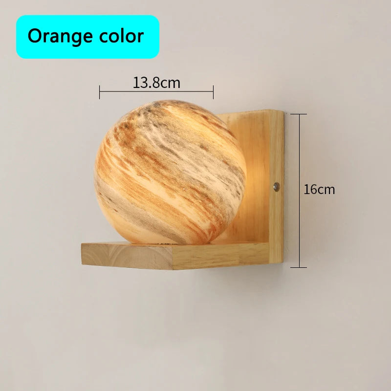 Moderne Wandleuchte aus Holz mit planetenförmigem LED-Lampenschirm