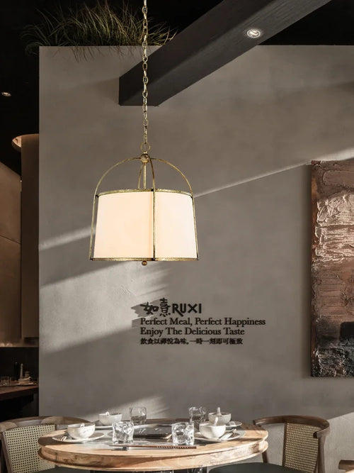 Goldene und schwarze Pendelleuchte für modernes japanisches Restaurant - vue 2 sur 9