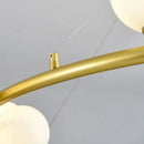 Moderner Kronleuchter aus mattem Glas mit schwarzem Ring und höhenverstellbarem Kabel