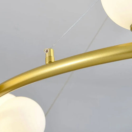 Moderner Kronleuchter aus mattem Glas mit schwarzem Ring und höhenverstellbarem Kabel - vue 6 sur 14