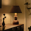 Tischlampe im mittelalterlichen Stil aus Massivholz mit schlichtem Retro-Design