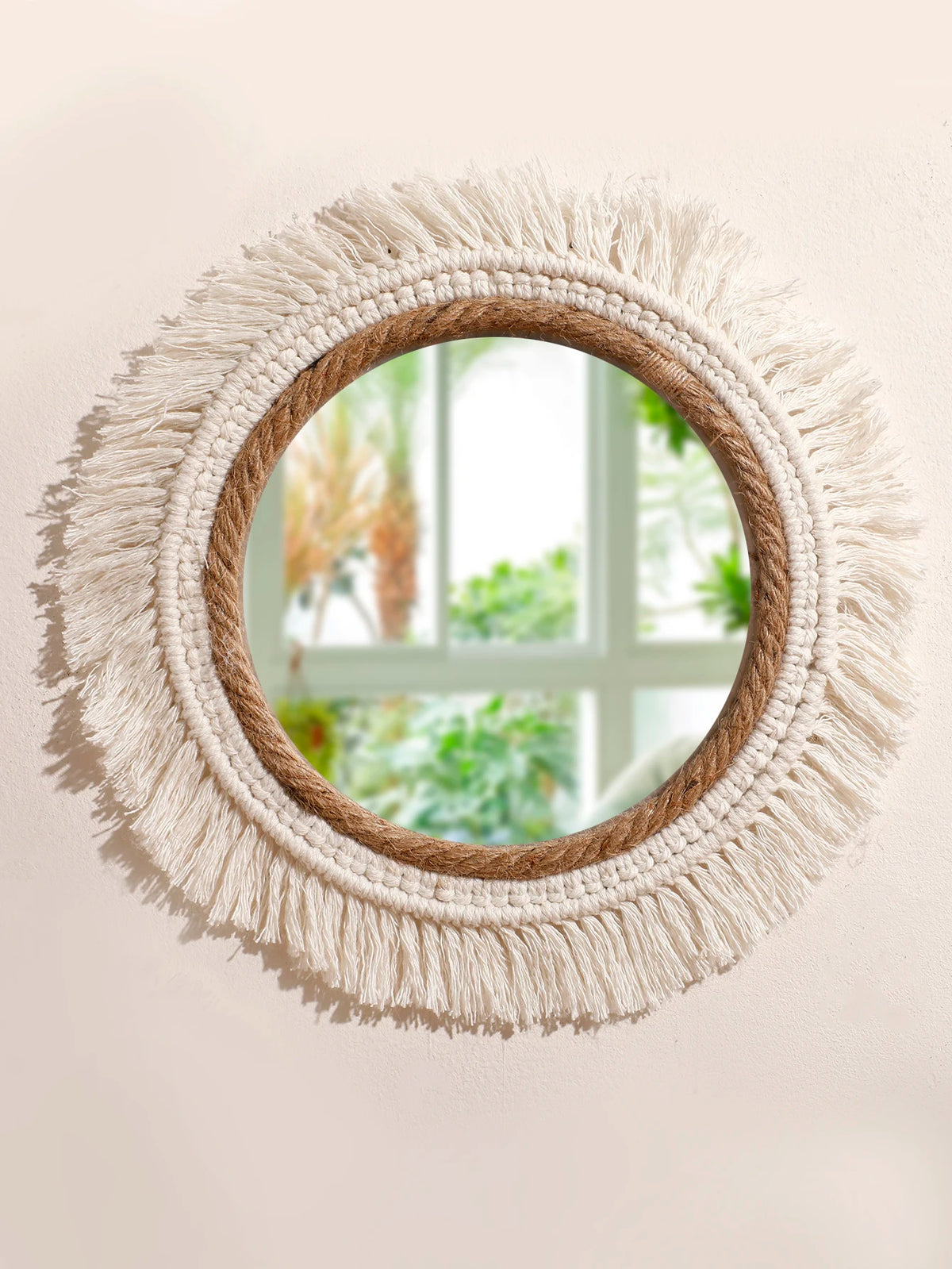 miroir suspendu en macramé décoratif avec pompons tissés - vue 5 sur 14