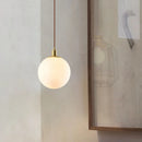 Minimalistische Pendelleuchte aus Messing mit milchglas Orbe