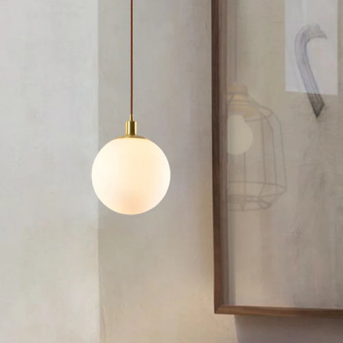 Minimalistische Pendelleuchte aus Messing mit milchglas Orbe - vue 6 sur 9