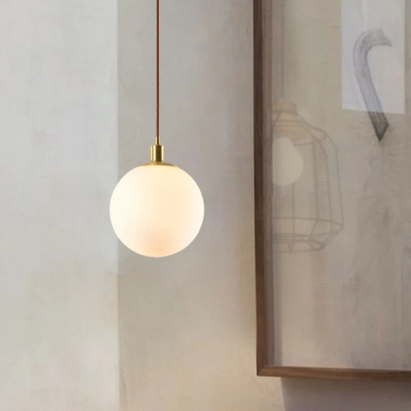 Minimalistische Pendelleuchte aus Messing mit milchglas Orbe - vue 5 sur 9