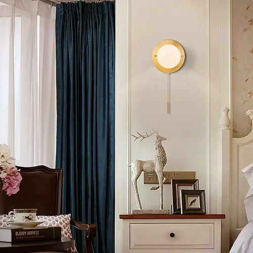 Postmoderne Wandleuchte Gold mit nordischer Glaskugel