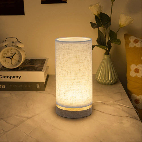 Tischlampe aus Massivholz im warmen und schlichten Stil