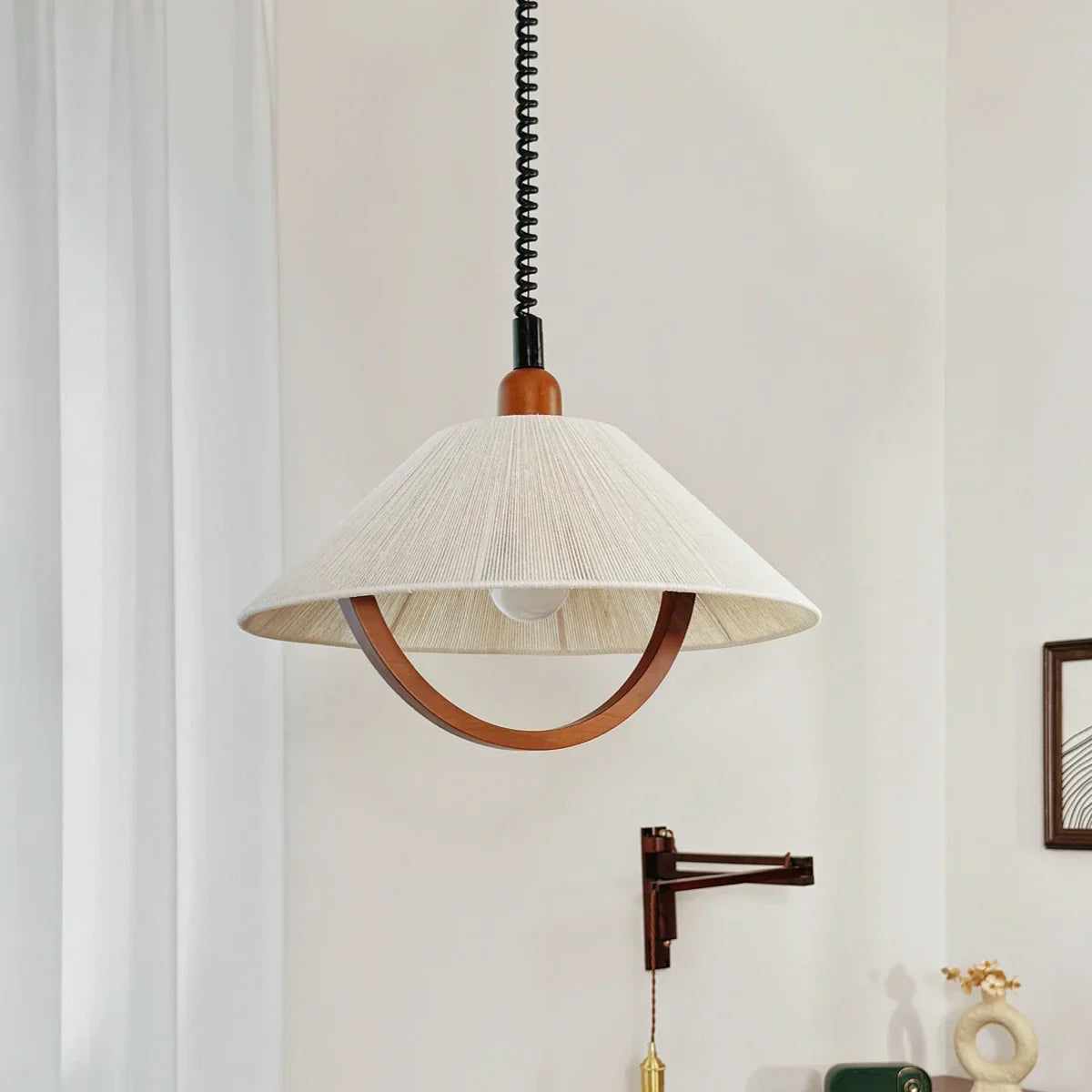 Design-Pendelleuchte aus Holz für ein elegantes Interieur - vue 5 sur 7