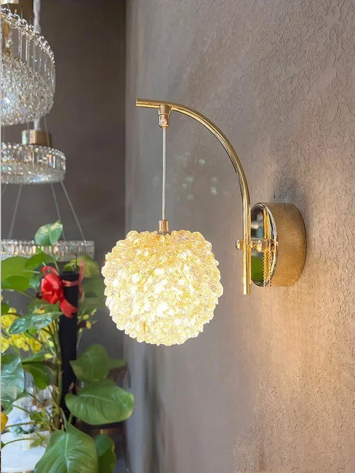 Moderne Kristallwandleuchte für ein elegantes Interieur