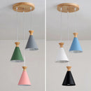 Moderne Pendelleuchte in minimalistischer Hornform für die Beleuchtung von Kochinseln