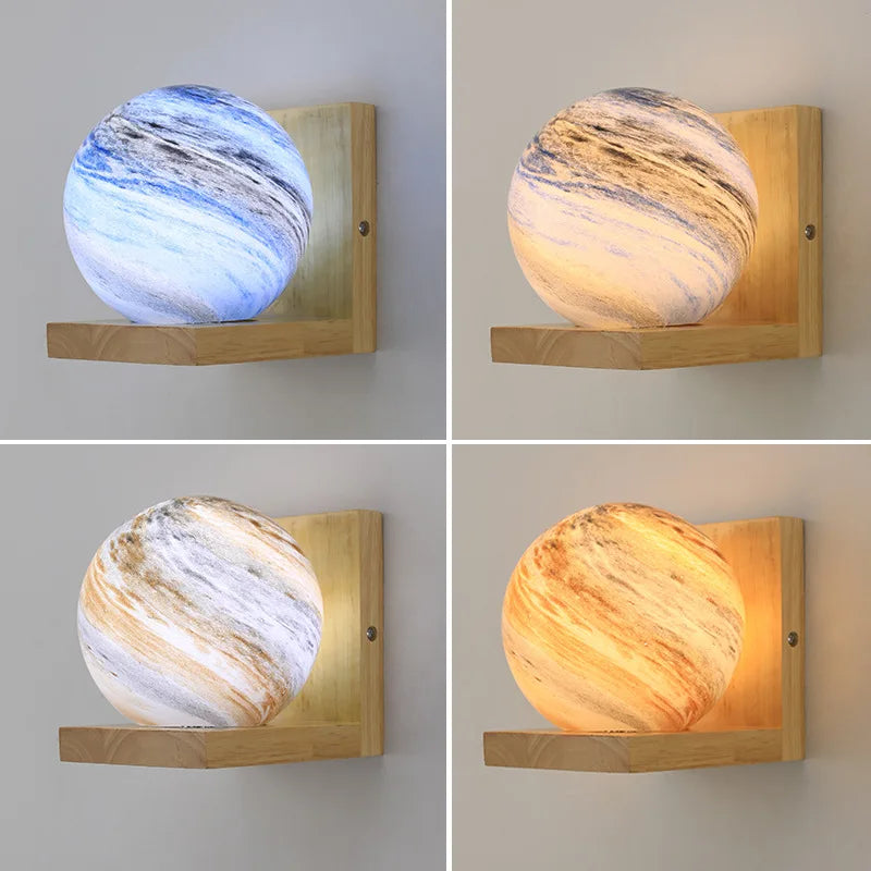 Moderne Wandleuchte aus Holz mit planetenförmigem LED-Lampenschirm - vue 3 sur 8