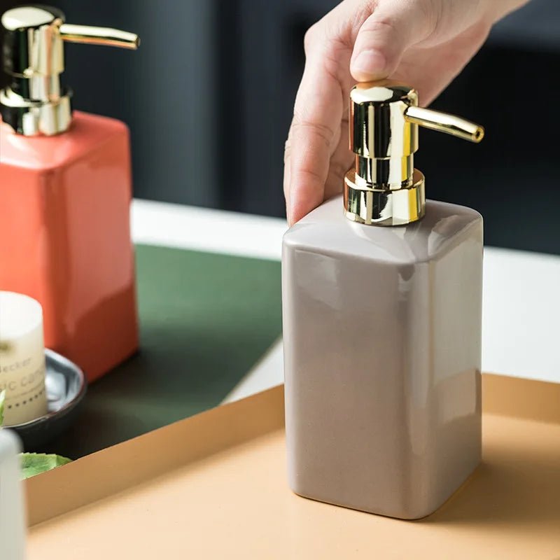 distributeur de savon en céramique pour salle de bain moderne - vue 4 sur 11