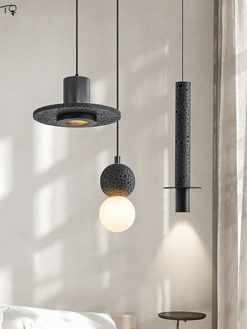 Moderne Pendelleuchte aus schwarzem Stein mit Loch – ideal für Bar oder Studio - vue 2 sur 9