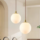 Minimalistische Pendelleuchte aus Messing mit milchglas Orbe