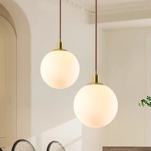 Minimalistische Pendelleuchte aus Messing mit milchglas Orbe - vue 2 sur 9