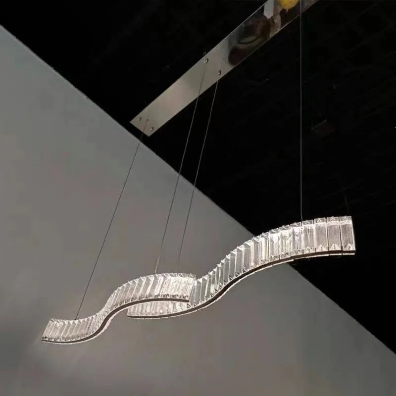 Kronleuchter mit LED-Kristallband modern, schlicht und kreativ