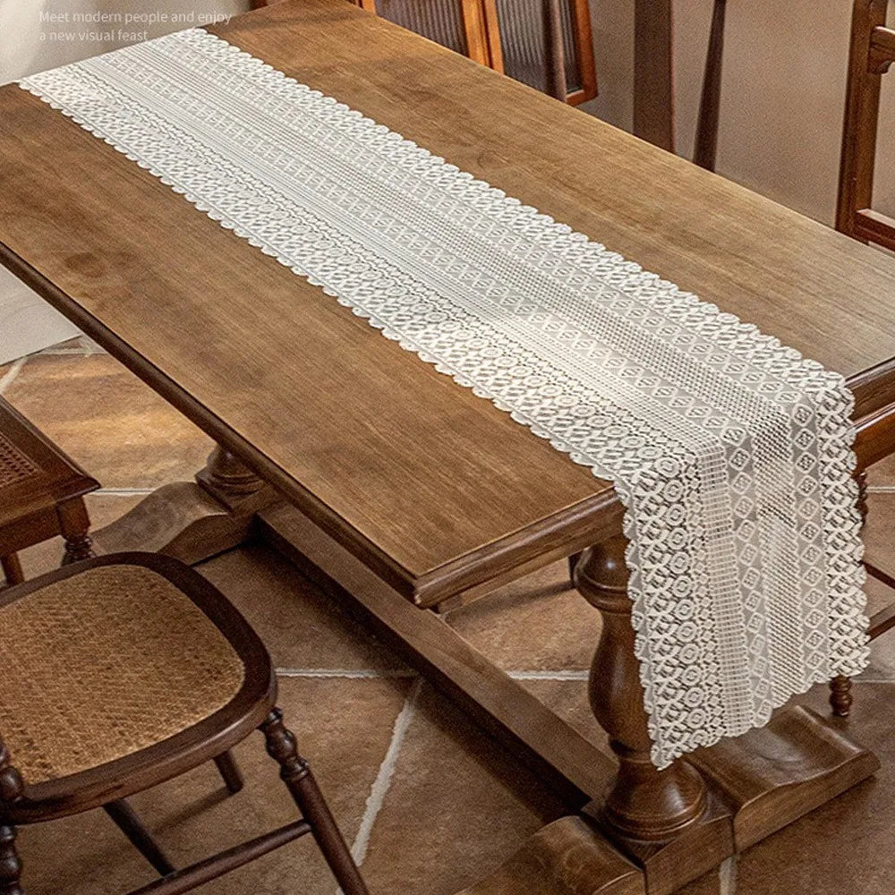 Chemin de table dentelle ajourée style vintage romantique - vue 5 sur 7
