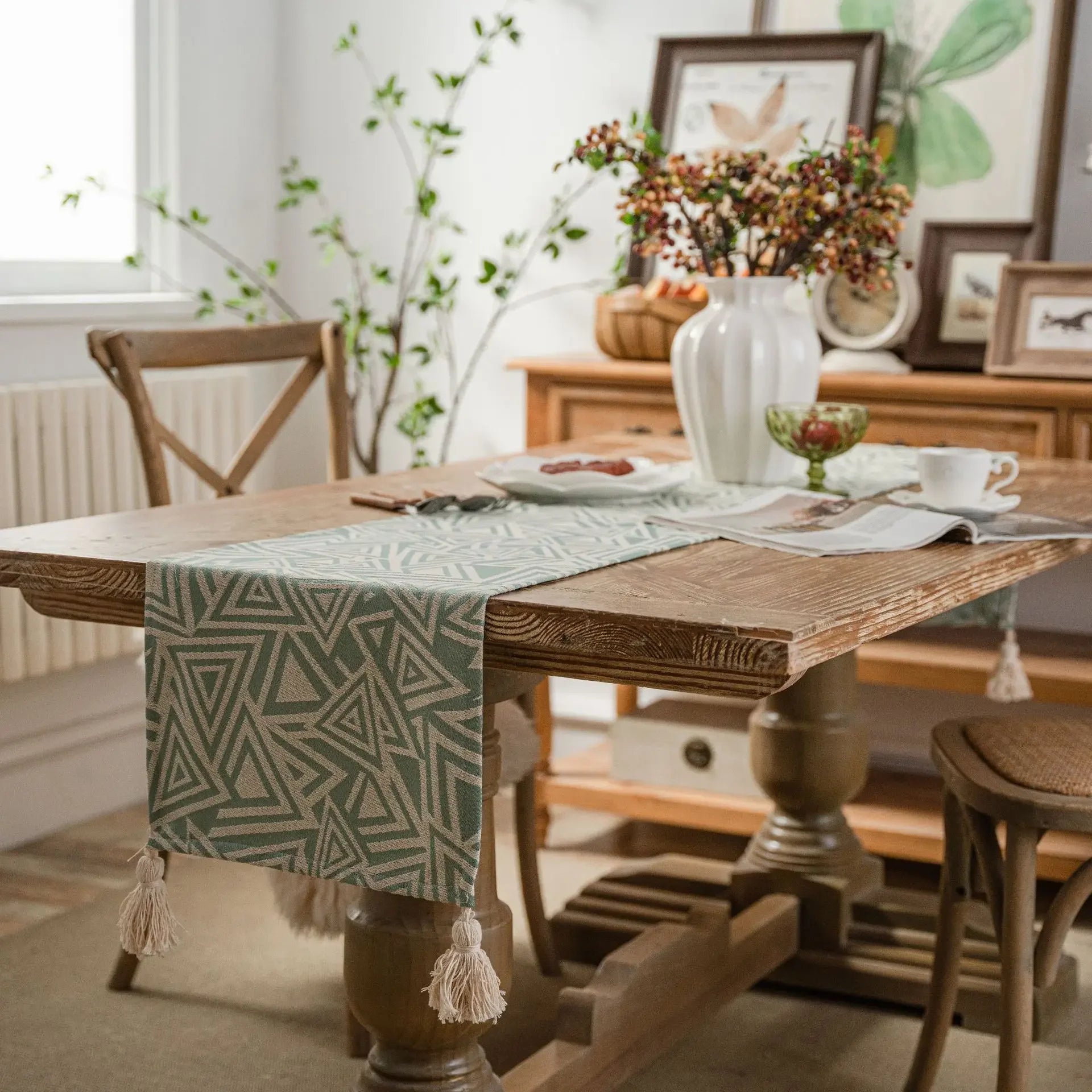 Chemin de table jacquard géométrique beige pompons bohème