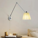 Moderne teleskopische Wandleuchte mit schwenkbarem Arm und rotierbarer Lampe