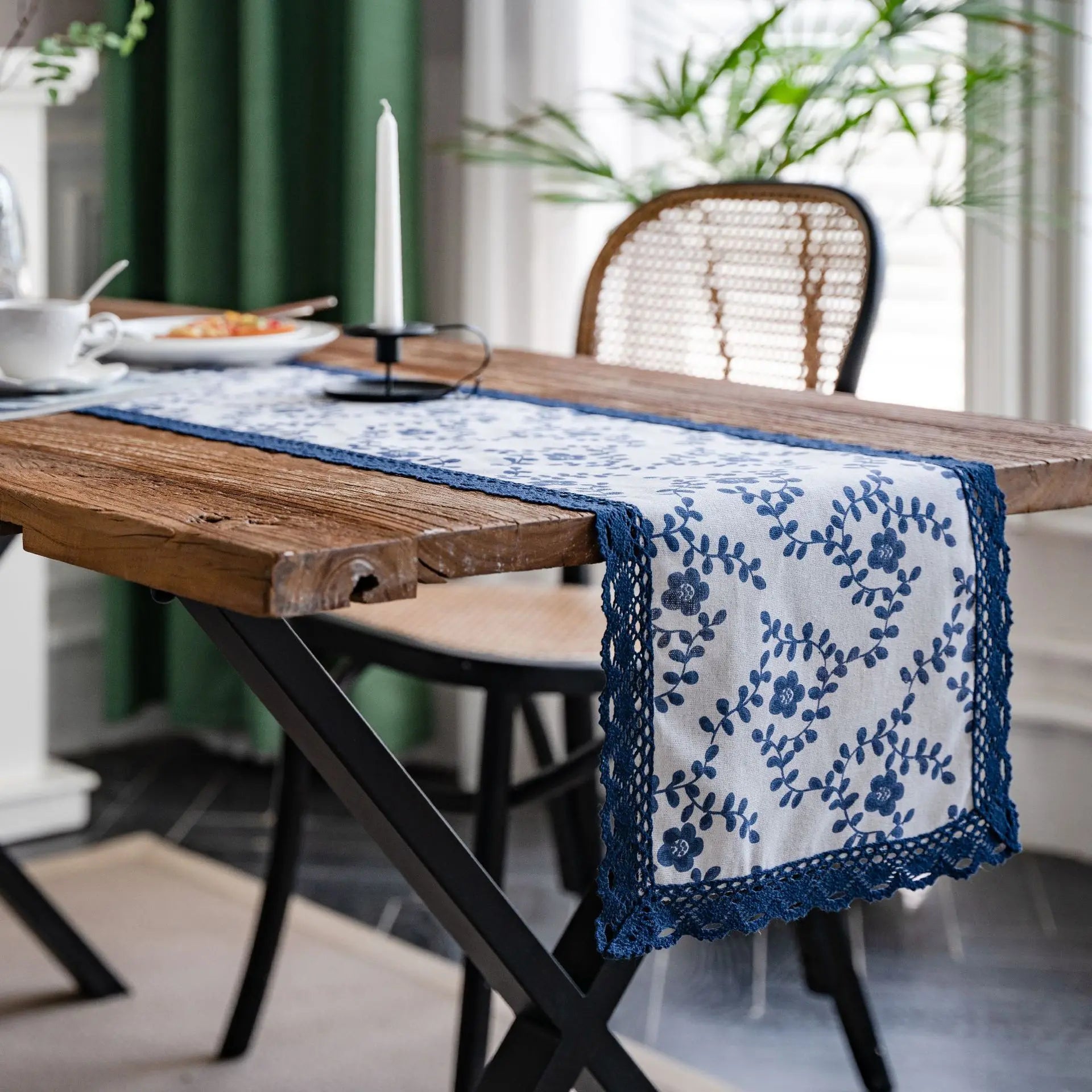 Chemin de table bleu marine porcelaine blanc campagne