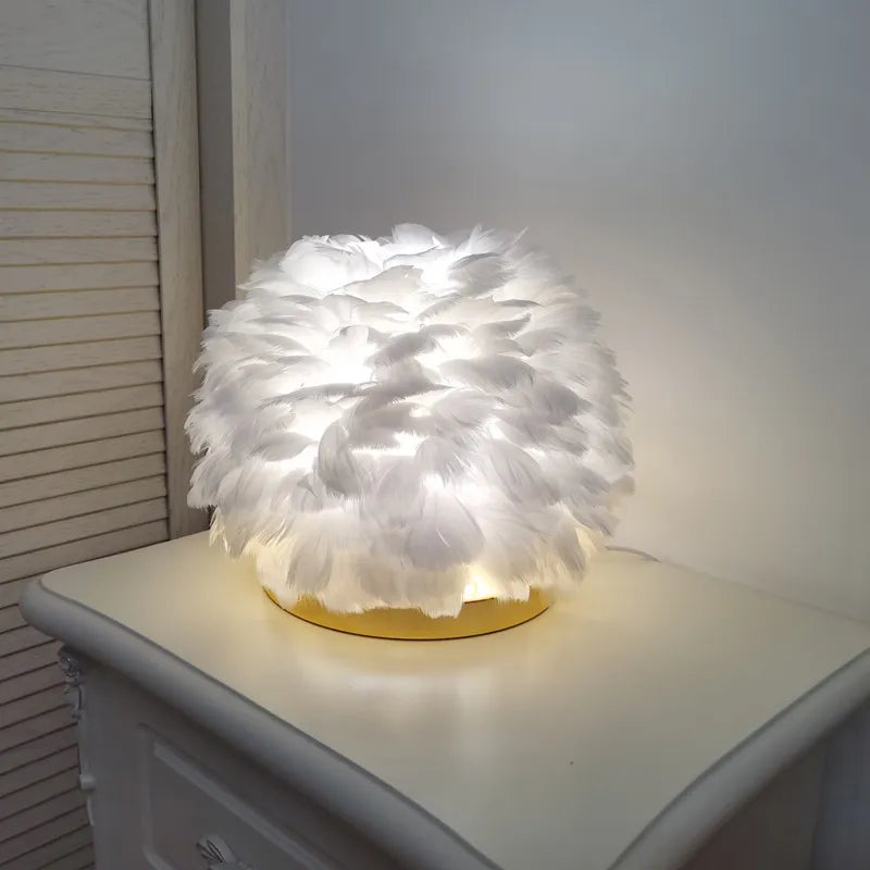 Lampe de Table en plumes roses et blanches naturelles - vue 2 sur 9