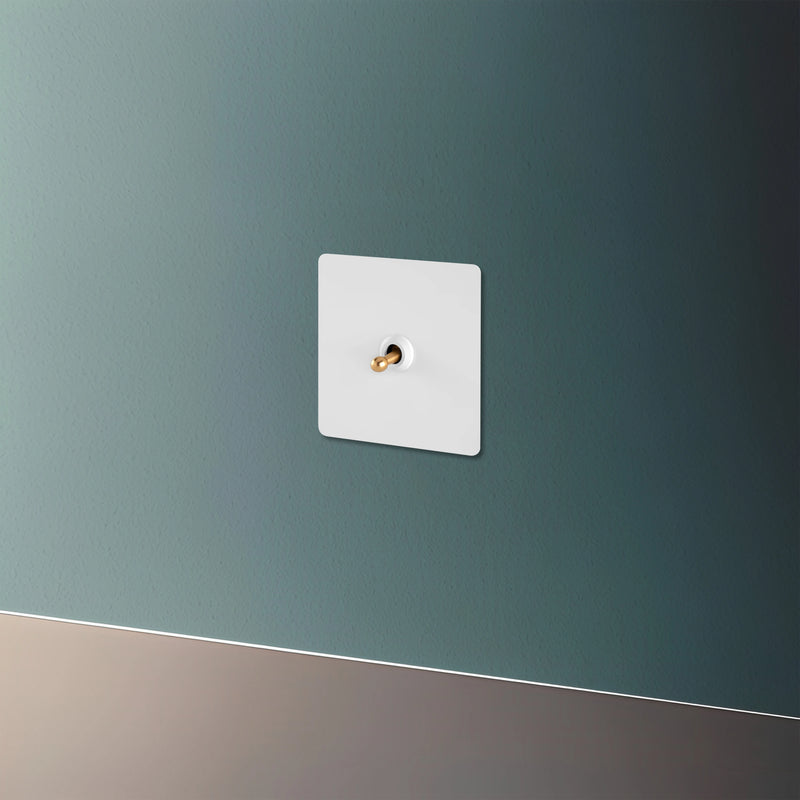 Cache prise plate en acier blanc mat et bords arrondis