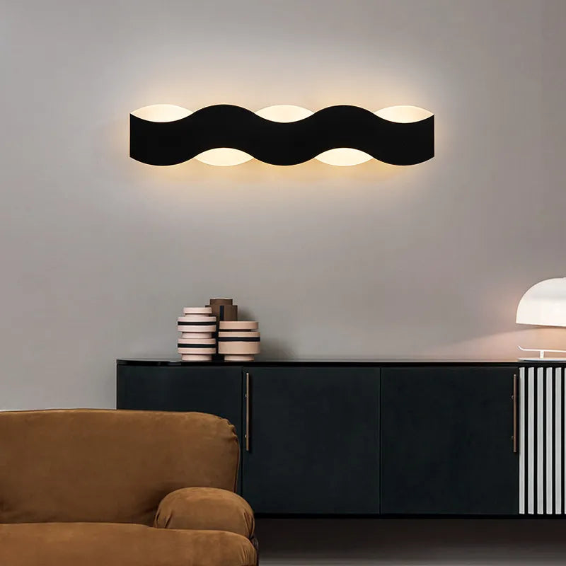 Moderne LED-Wandleuchte in Wellenform für den Innenflur - vue 3 sur 18