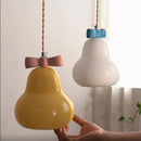Pendelleuchte aus Glas mit rosa Schleife für das Kinderzimmer