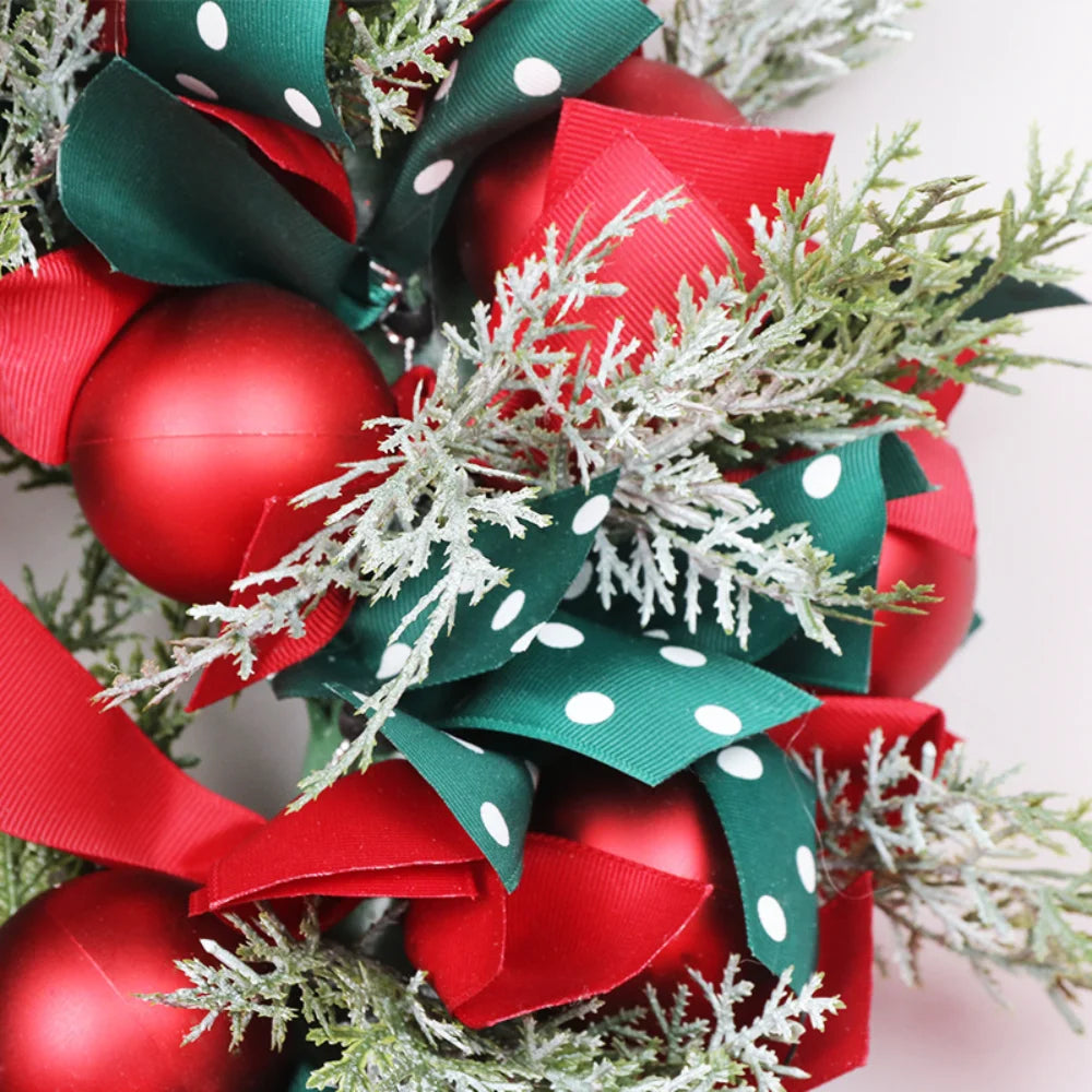couronne de noël festive avec rubans et boules décoratives - vue 4 sur 8