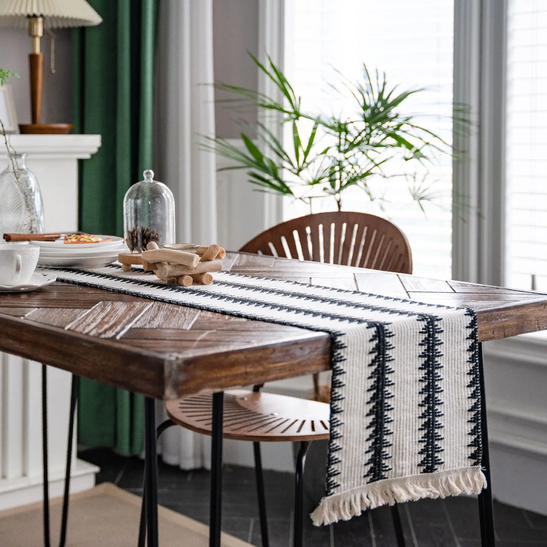 Chemin de table bohème beige pompons motifs géométriques