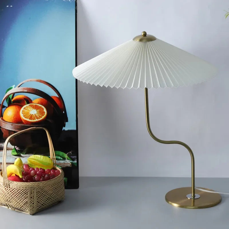 Retro-Tischlampe in dekorativer Schirmform, schwenkbar