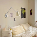 Moderne teleskopische Wandleuchte mit schwenkbarem Arm und rotierbarer Lampe
