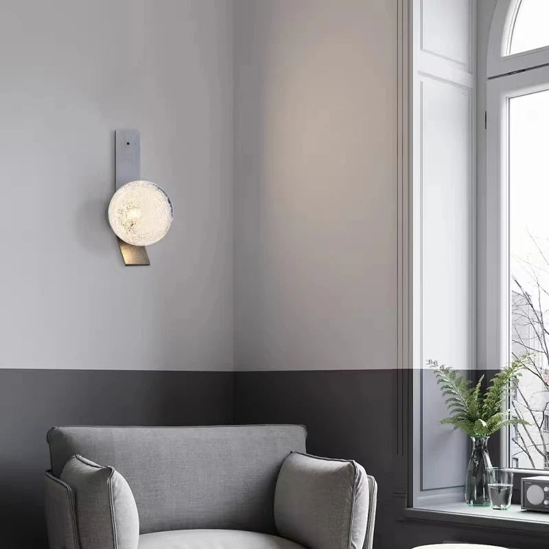 applique murale minimaliste en métal avec boule de verre pour intérieur