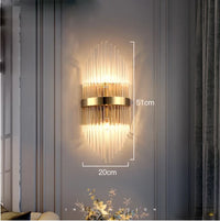 Design-Wandleuchte aus Kristall und goldfarbenem Edelstahl