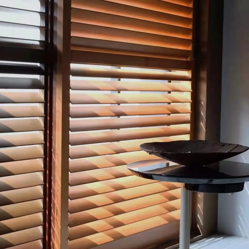 Store vénitien motorisé bois sur mesure salon chambre