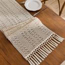Chemin de table bohème beige tissé pompons géométriques