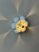 Minimalistische Wandleuchte in Blumenform für ein sanftes Ambiente