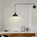 Industrielle Wandleuchte mit Teleskoparm im minimalistischen Design aus schwarzem Metall