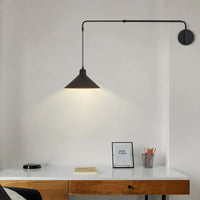 Industrielle Wandleuchte mit Teleskoparm im minimalistischen Design aus schwarzem Metall