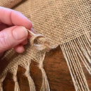 Chemin de table en jute à pompons rustique