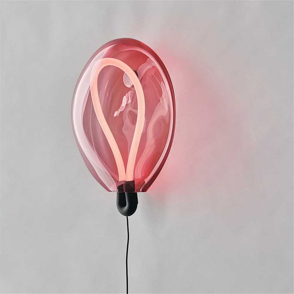 LED-Wandleuchte aus farbigem Glas im nordischen Design für trendige Inneneinrichtung