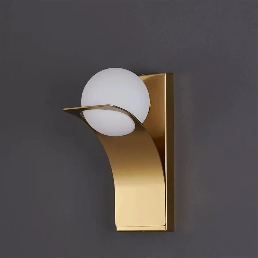 applique murale en métal doré avec boule de verre design élégant - vue 4 sur 6