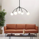 Moderner Kronleuchter aus Milchglas für elegantes Interieur