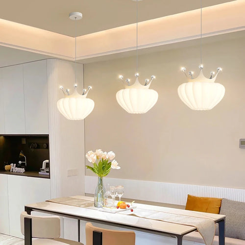 lampes suspendues couronne dorée décor intérieur nuage blanc salon salle manger restaurant