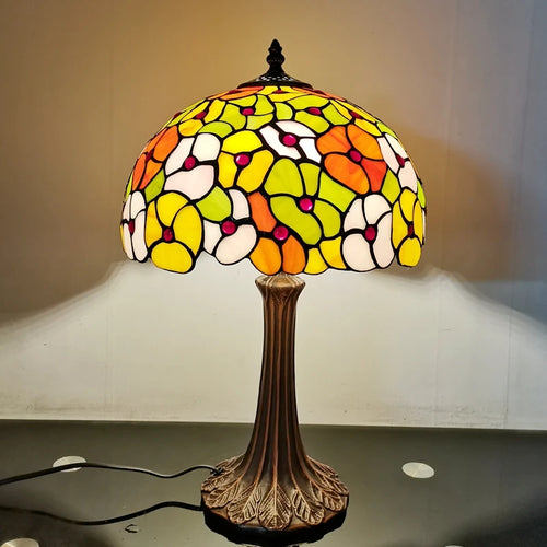 Tischlampe im Tiffany-Stil mit dekorativer Blumenverzierung aus farbigem Glas