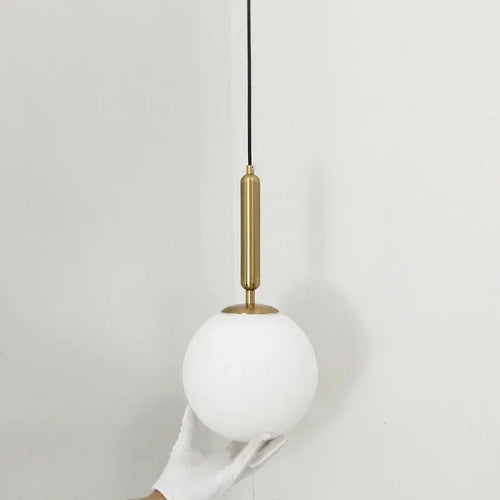 Moderne Pendelleuchte mit goldfarbenem Glas-Kugel-Lampenschirm - vue 10 sur 12