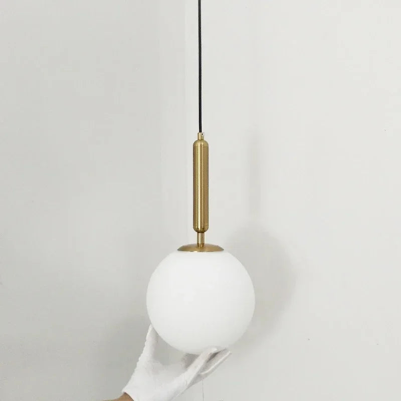 Moderne Pendelleuchte mit goldfarbenem Glas-Kugel-Lampenschirm - vue 10 sur 12