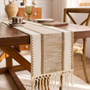 Chemin de table bohème macramé kaki à pompons